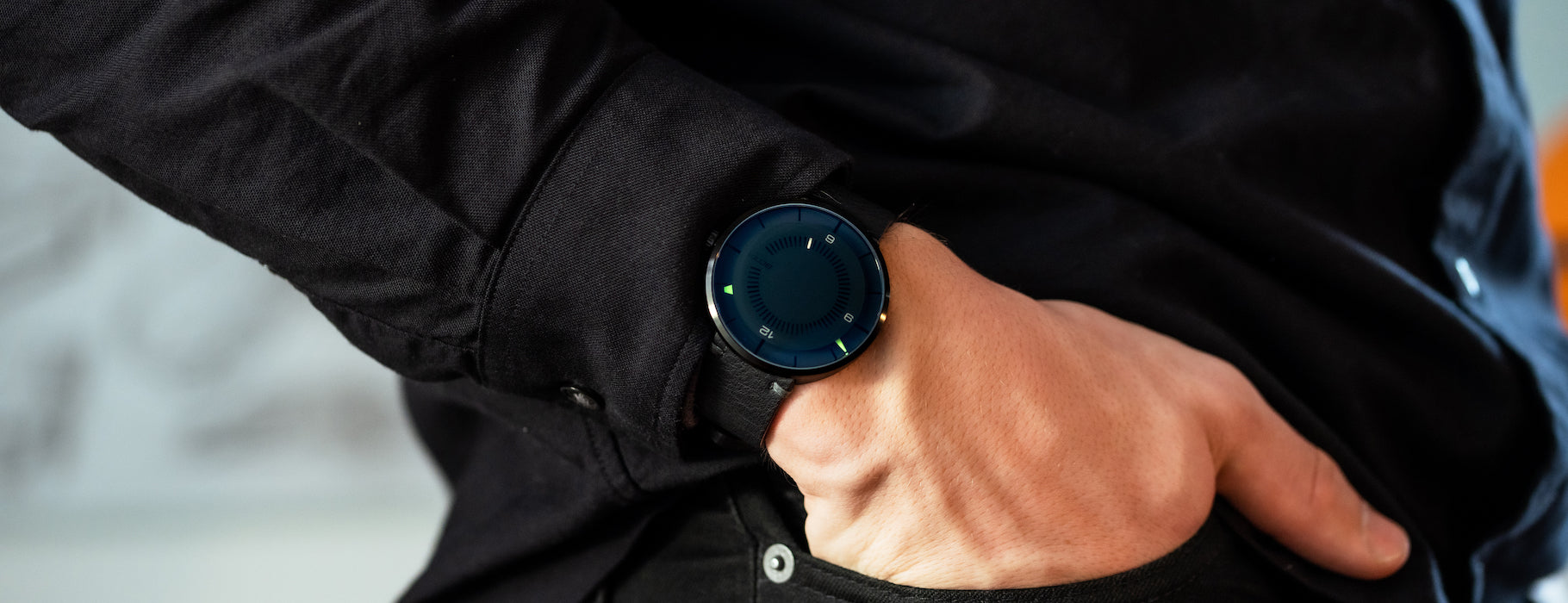 Die BOTTA CLAVIUS Automatik 44 mm am Handgelenk – getragen unter einem schwarzen Hemd entfaltet die Designuhr ihre futurische Eleganz. Das minimalistische Zifferblatt, markanten grünen Akzenten und innovativem Anzeigenkonzept macht sie zur einzigartigen Automatikuhr für Individualisten. Eine Automatikuhr für Puristen, die eine außergewöhnliche Armbanduhr im modernen Design kaufen oder bestellen möchten.