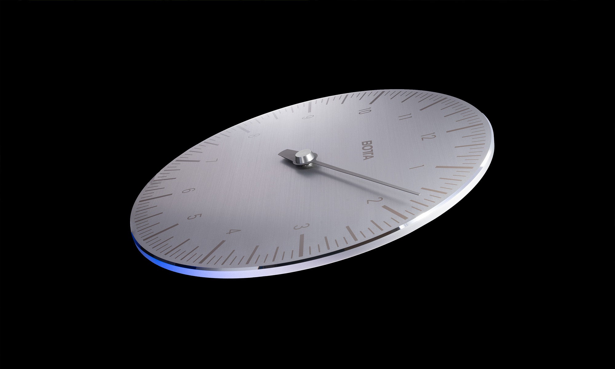 Die BOTTA UNO Einzeiger-Wanduhr in einer eleganten Seitenansicht. Der Fokus dieser massiven Designwanduhr liegt auf dem flachen, matt-silbernen Aluminiumzifferblatt mit kontrastreicher Skalierung und einem schlichten, zentralen Zeiger. Das massive Aluminiumgehäuse mit einem Durchmesser von fast 40 cm ist fein satiniert, eloxiert und präzise gefertigt – ein Beispiel für deutsche Handwerkskunst. 