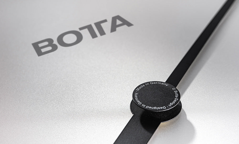 UNO Wanduhr Made in Germany von BOTTA Design. Silber-matte Aluminium-Zifferblatt mit dem schwarzen Stundenzeiger. Klare Bauhaus-inspirierte Formensprache dieser hochwertigen Wanduhr., die als Einzeigeruhr  sie die Zeit bewusst reduziert anzeigt und dabei Ruhe und Eleganz ausstrahlt. Wer eine stilvolle Designwanduhr mit einem Zeiger kaufen oder bestellen möchte, erhält mit der BOTTA UNO eine hochwertige Designuhr, die Funktionalität und Ästhetik perfekt vereint.