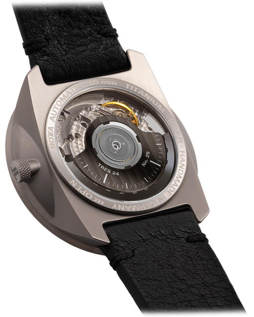 Swiss Made Automatikwerk im aufwändigen Tri-Titan-Gehäuse 
