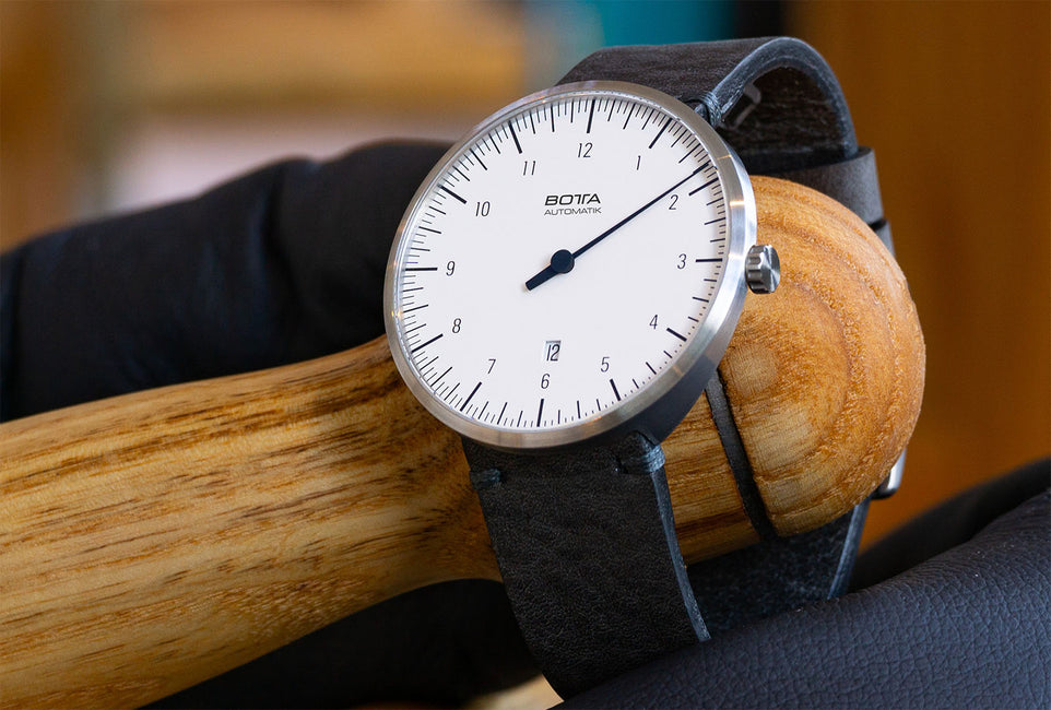 BOTTA UNO die original Einzeigeruhr – ein Designklassiker, der Zeit auf das Wesentliche reduziert. Sie zeigt Ihnen die Uhrzeit mit nur einem Zeiger und lädt dazu ein, Zeit bewusster und entspannter zu erleben.