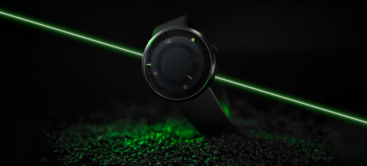 Die BOTTA CLAVIUS Automatik 44 mm erscheint in einem futuristischen Setting, durchzogen von einem grünen Laserstrahl. Die minimalistische Designuhr mit Automatik-Mechanismus setzt auf klare Formen, tiefschwarzes Zifferblatt und leuchtende Markierungen. Eine Automatikuhr für Designliebhaber, die eine außergewöhnliche Armbanduhr kaufen oder bestellen möchten. Hightech trifft auf reduziertes Uhrendesign – modern, markant, einzigartig.
