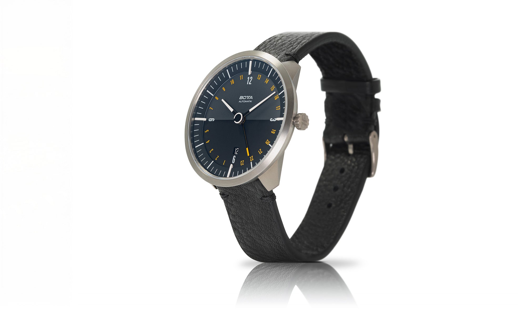 Die BOTTA MONDO GMT Automatikuhr mit zwei Zeitzonen und markanter 24-Stunden-Anzeige. Das schwarze Zifferblatt mit farbigen Details und zweiter Zeitzone macht sie zur funktionalen Weltzeituhr für Vielreisende. Jetzt die GMT Uhr kaufen oder bestellen und zeitlose Eleganz erleben.