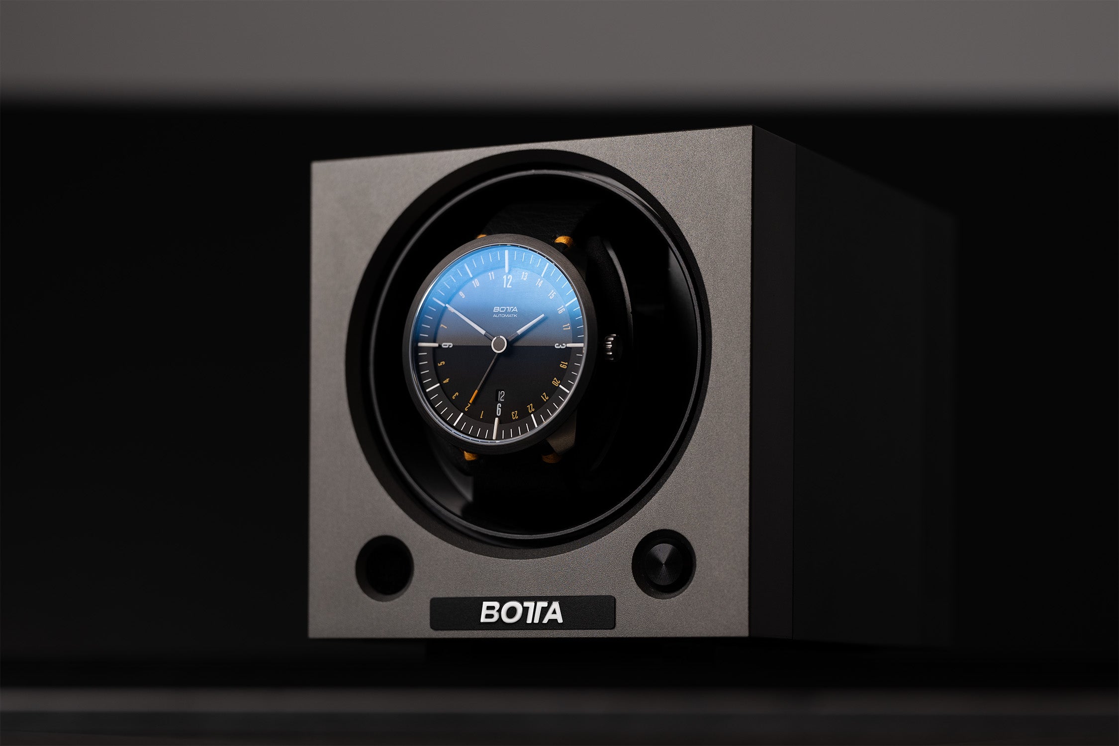 Die BOTTA MONDO GMT Automatikuhr im Uhrenbeweger, mit leuchtenden Zeigern und markanter 24-Stunden-Anzeige. Das schwarze Zifferblatt mit farbigen Details und zweiter Zeitzone macht sie zur funktionalen Weltzeituhr für Vielreisende. Eingebettet in die elegante Uhrenbox verbindet dieser Worldtimer präzise Mechanik, modernes Design und exklusive Verarbeitung. Jetzt die Armbanduhr kaufen oder bestellen und zeitlose Eleganz erleben.