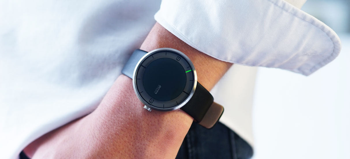 Die NOVA Automatik von BOTTA, hier am Handgelenk, ist eine außergewöhnliche Uhr mit einem Zeiger. Ihr tiefschwarzes Zifferblatt mit einem einzigen grünen Zeiger steht für radikale Einfachheit und moderne Formensprache. Kombiniert mit schwarzem Lederarmband und flachem Titangehäuse wirkt die Uhr elegant und avantgardistisch zugleich. Diese hochwertige Automatikuhr Designuhr verbindet Schweizer Präzision mit deutscher Gestaltungskunst – eine besondere Armbanduhr, die Sie exklusiv kaufen oder bestellen können.
